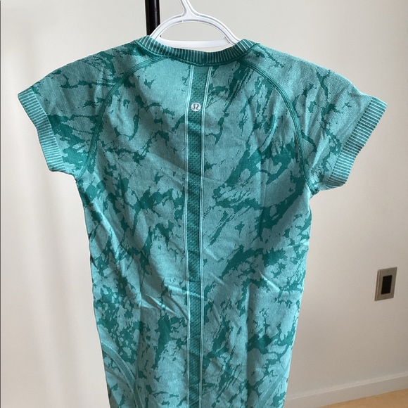 Size 4 teal lululemon swiftly tech t-shirt - Picture 2 of 3